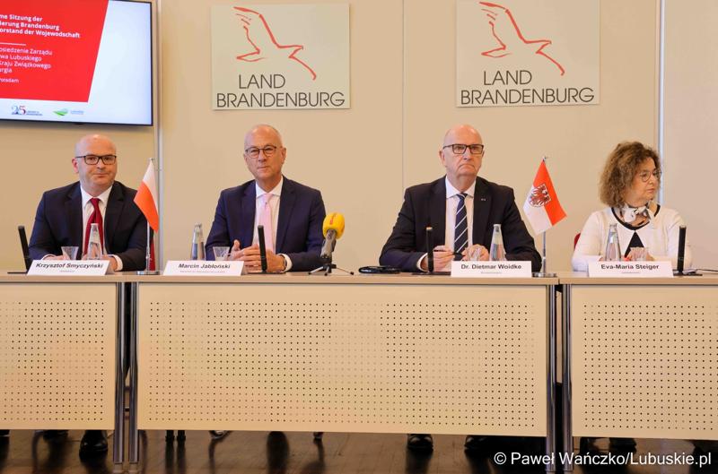 25 lat po podpisaniu pierwszego wspólnego oświadczenia o współpracy Województwa Lubuskiego z Brandenburgią marszałek województwa lubuskiego Marcin Jabłoński i premier Brandenburgii Dietmar Woidke złożyli podpisy pod komunikatem z okazji rocznicy tego wydarzenia.