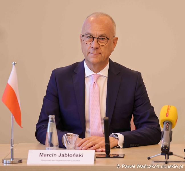 25 lat po podpisaniu pierwszego wspólnego oświadczenia o współpracy Województwa Lubuskiego z Brandenburgią marszałek województwa lubuskiego Marcin Jabłoński i premier Brandenburgii Dietmar Woidke złożyli podpisy pod komunikatem z okazji rocznicy tego wydarzenia.