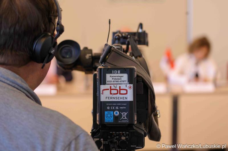 25 lat po podpisaniu pierwszego wspólnego oświadczenia o współpracy Województwa Lubuskiego z Brandenburgią marszałek województwa lubuskiego Marcin Jabłoński i premier Brandenburgii Dietmar Woidke złożyli podpisy pod komunikatem z okazji rocznicy tego wydarzenia.