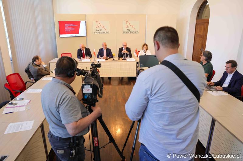 25 lat po podpisaniu pierwszego wspólnego oświadczenia o współpracy Województwa Lubuskiego z Brandenburgią marszałek województwa lubuskiego Marcin Jabłoński i premier Brandenburgii Dietmar Woidke złożyli podpisy pod komunikatem z okazji rocznicy tego wydarzenia.