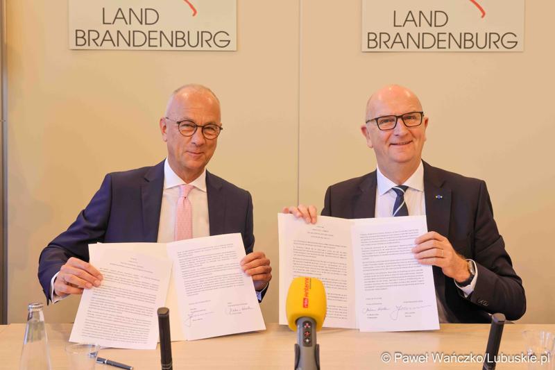 25 lat po podpisaniu pierwszego wspólnego oświadczenia o współpracy Województwa Lubuskiego z Brandenburgią marszałek województwa lubuskiego Marcin Jabłoński i premier Brandenburgii Dietmar Woidke złożyli podpisy pod komunikatem z okazji rocznicy tego wydarzenia.