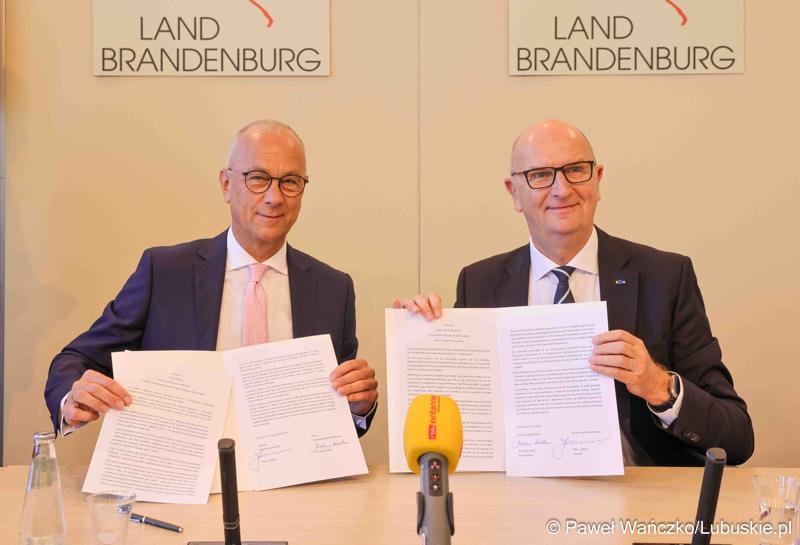 25 lat po podpisaniu pierwszego wspólnego oświadczenia o współpracy Województwa Lubuskiego z Brandenburgią marszałek województwa lubuskiego Marcin Jabłoński i premier Brandenburgii Dietmar Woidke złożyli podpisy pod komunikatem z okazji rocznicy tego wydarzenia.