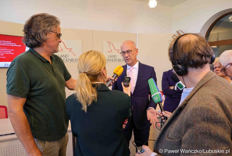 25 lat po podpisaniu pierwszego wspólnego oświadczenia o współpracy Województwa Lubuskiego z Brandenburgią marszałek województwa lubuskiego Marcin Jabłoński i premier Brandenburgii Dietmar Woidke złożyli podpisy pod komunikatem z okazji rocznicy tego wydarzenia.