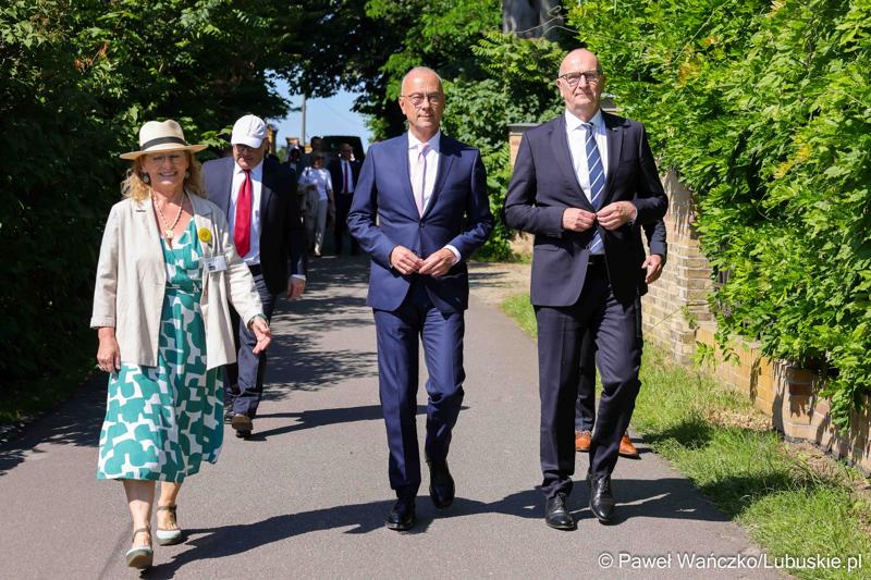 W Kancelarii Kraju Związkowego Brandenburgia w Poczdamie odbyło się wspólne posiedzenie Zarządu Województwa Lubuskiego i rządu Kraju Związkowego Brandenburgia. Wydarzenie wiąże się z 25-leciem podpisania wspólnego oświadczenia o współpracy między regionami.