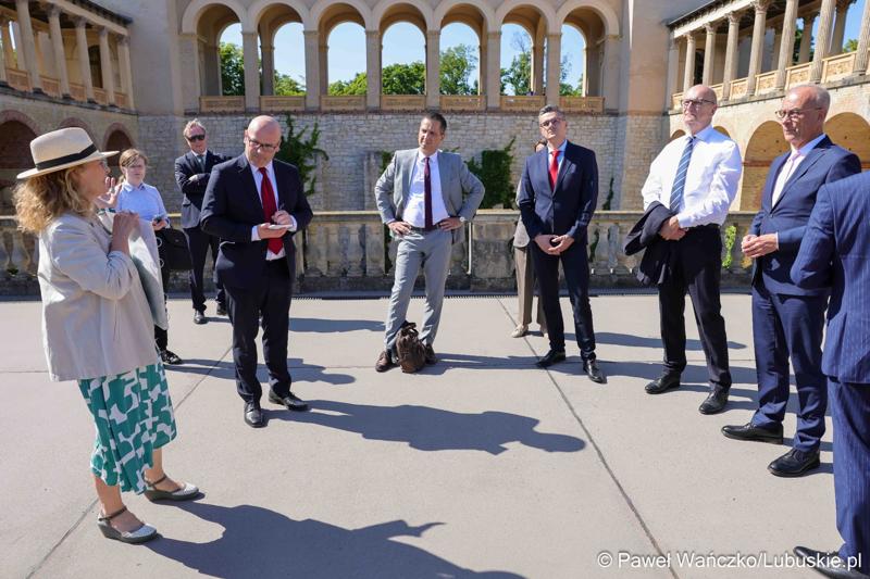 W Kancelarii Kraju Związkowego Brandenburgia w Poczdamie odbyło się wspólne posiedzenie Zarządu Województwa Lubuskiego i rządu Kraju Związkowego Brandenburgia. Wydarzenie wiąże się z 25-leciem podpisania wspólnego oświadczenia o współpracy między regionami.