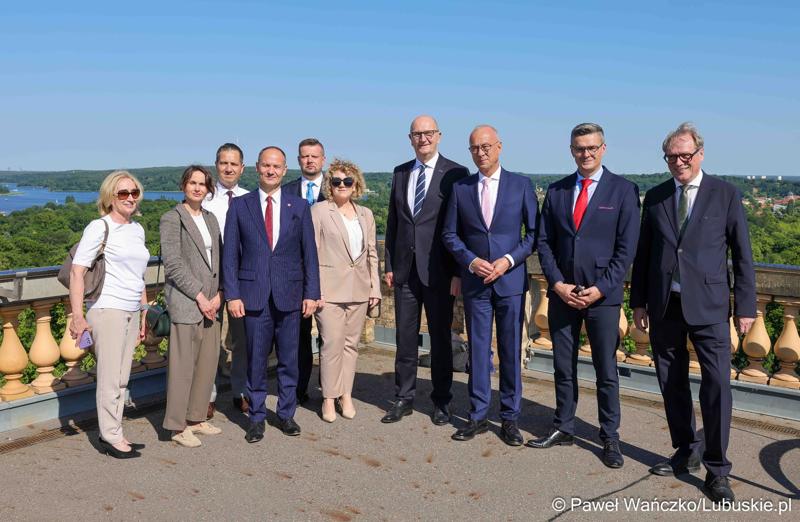 W Kancelarii Kraju Związkowego Brandenburgia w Poczdamie odbyło się wspólne posiedzenie Zarządu Województwa Lubuskiego i rządu Kraju Związkowego Brandenburgia. Wydarzenie wiąże się z 25-leciem podpisania wspólnego oświadczenia o współpracy między regionami.