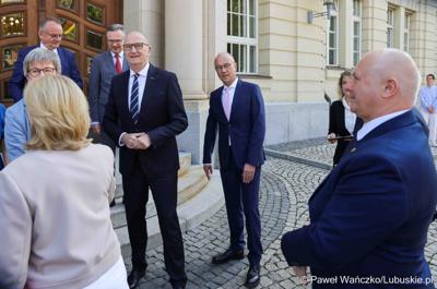 W Kancelarii Kraju Związkowego Brandenburgia w Poczdamie odbyło się wspólne posiedzenie Zarządu Województwa Lubuskiego i rządu Kraju Związkowego Brandenburgia. Wydarzenie wiąże się z 25-leciem podpisania wspólnego oświadczenia o współpracy między regionami.