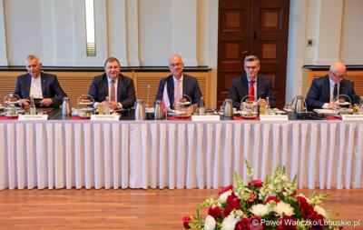 W Kancelarii Kraju Związkowego Brandenburgia w Poczdamie odbyło się wspólne posiedzenie Zarządu Województwa Lubuskiego i rządu Kraju Związkowego Brandenburgia. Wydarzenie wiąże się z 25-leciem podpisania wspólnego oświadczenia o współpracy między regionami.