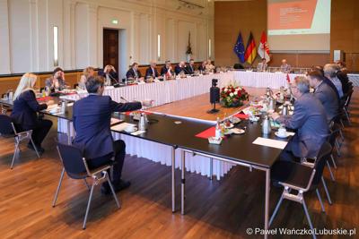 W Kancelarii Kraju Związkowego Brandenburgia w Poczdamie odbyło się wspólne posiedzenie Zarządu Województwa Lubuskiego i rządu Kraju Związkowego Brandenburgia. Wydarzenie wiąże się z 25-leciem podpisania wspólnego oświadczenia o współpracy między regionami.