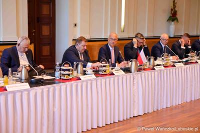 W Kancelarii Kraju Związkowego Brandenburgia w Poczdamie odbyło się wspólne posiedzenie Zarządu Województwa Lubuskiego i rządu Kraju Związkowego Brandenburgia. Wydarzenie wiąże się z 25-leciem podpisania wspólnego oświadczenia o współpracy między regionami.