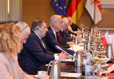 W Kancelarii Kraju Związkowego Brandenburgia w Poczdamie odbyło się wspólne posiedzenie Zarządu Województwa Lubuskiego i rządu Kraju Związkowego Brandenburgia. Wydarzenie wiąże się z 25-leciem podpisania wspólnego oświadczenia o współpracy między regionami.