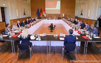 W Kancelarii Kraju Związkowego Brandenburgia w Poczdamie odbyło się wspólne posiedzenie Zarządu Województwa Lubuskiego i rządu Kraju Związkowego Brandenburgia. Wydarzenie wiąże się z 25-leciem podpisania wspólnego oświadczenia o współpracy między regionami.