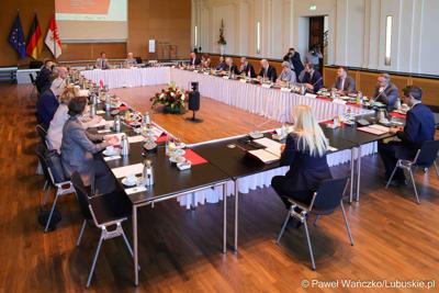 W Kancelarii Kraju Związkowego Brandenburgia w Poczdamie odbyło się wspólne posiedzenie Zarządu Województwa Lubuskiego i rządu Kraju Związkowego Brandenburgia. Wydarzenie wiąże się z 25-leciem podpisania wspólnego oświadczenia o współpracy między regionami.