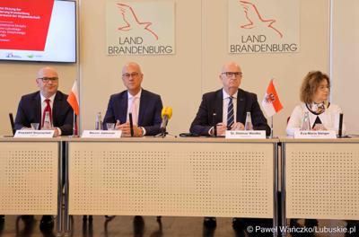 25 lat po podpisaniu pierwszego wspólnego oświadczenia o współpracy Województwa Lubuskiego z Brandenburgią marszałek województwa lubuskiego Marcin Jabłoński i premier Brandenburgii Dietmar Woidke złożyli podpisy pod komunikatem z okazji rocznicy tego wydarzenia.
