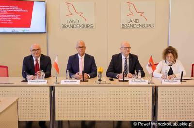 25 lat po podpisaniu pierwszego wspólnego oświadczenia o współpracy Województwa Lubuskiego z Brandenburgią marszałek województwa lubuskiego Marcin Jabłoński i premier Brandenburgii Dietmar Woidke złożyli podpisy pod komunikatem z okazji rocznicy tego wydarzenia.
