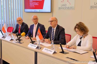 25 lat po podpisaniu pierwszego wspólnego oświadczenia o współpracy Województwa Lubuskiego z Brandenburgią marszałek województwa lubuskiego Marcin Jabłoński i premier Brandenburgii Dietmar Woidke złożyli podpisy pod komunikatem z okazji rocznicy tego wydarzenia.
