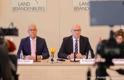 25 lat po podpisaniu pierwszego wspólnego oświadczenia o współpracy Województwa Lubuskiego z Brandenburgią marszałek województwa lubuskiego Marcin Jabłoński i premier Brandenburgii Dietmar Woidke złożyli podpisy pod komunikatem z okazji rocznicy tego wydarzenia.
