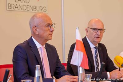 25 lat po podpisaniu pierwszego wspólnego oświadczenia o współpracy Województwa Lubuskiego z Brandenburgią marszałek województwa lubuskiego Marcin Jabłoński i premier Brandenburgii Dietmar Woidke złożyli podpisy pod komunikatem z okazji rocznicy tego wydarzenia.

