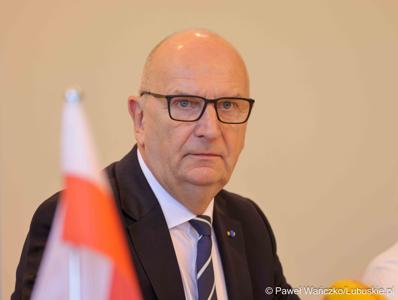 25 lat po podpisaniu pierwszego wspólnego oświadczenia o współpracy Województwa Lubuskiego z Brandenburgią marszałek województwa lubuskiego Marcin Jabłoński i premier Brandenburgii Dietmar Woidke złożyli podpisy pod komunikatem z okazji rocznicy tego wydarzenia.
