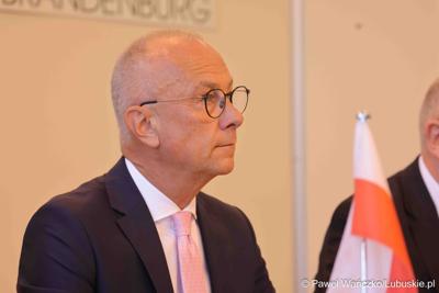 25 lat po podpisaniu pierwszego wspólnego oświadczenia o współpracy Województwa Lubuskiego z Brandenburgią marszałek województwa lubuskiego Marcin Jabłoński i premier Brandenburgii Dietmar Woidke złożyli podpisy pod komunikatem z okazji rocznicy tego wydarzenia.
