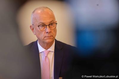 25 lat po podpisaniu pierwszego wspólnego oświadczenia o współpracy Województwa Lubuskiego z Brandenburgią marszałek województwa lubuskiego Marcin Jabłoński i premier Brandenburgii Dietmar Woidke złożyli podpisy pod komunikatem z okazji rocznicy tego wydarzenia.
