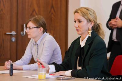 25 lat po podpisaniu pierwszego wspólnego oświadczenia o współpracy Województwa Lubuskiego z Brandenburgią marszałek województwa lubuskiego Marcin Jabłoński i premier Brandenburgii Dietmar Woidke złożyli podpisy pod komunikatem z okazji rocznicy tego wydarzenia.
