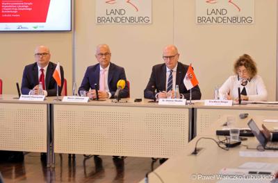 25 lat po podpisaniu pierwszego wspólnego oświadczenia o współpracy Województwa Lubuskiego z Brandenburgią marszałek województwa lubuskiego Marcin Jabłoński i premier Brandenburgii Dietmar Woidke złożyli podpisy pod komunikatem z okazji rocznicy tego wydarzenia.
