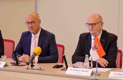 25 lat po podpisaniu pierwszego wspólnego oświadczenia o współpracy Województwa Lubuskiego z Brandenburgią marszałek województwa lubuskiego Marcin Jabłoński i premier Brandenburgii Dietmar Woidke złożyli podpisy pod komunikatem z okazji rocznicy tego wydarzenia.
