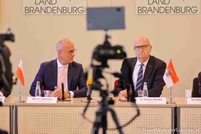 25 lat po podpisaniu pierwszego wspólnego oświadczenia o współpracy Województwa Lubuskiego z Brandenburgią marszałek województwa lubuskiego Marcin Jabłoński i premier Brandenburgii Dietmar Woidke złożyli podpisy pod komunikatem z okazji rocznicy tego wydarzenia.
