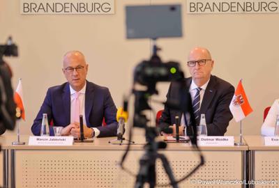 25 lat po podpisaniu pierwszego wspólnego oświadczenia o współpracy Województwa Lubuskiego z Brandenburgią marszałek województwa lubuskiego Marcin Jabłoński i premier Brandenburgii Dietmar Woidke złożyli podpisy pod komunikatem z okazji rocznicy tego wydarzenia.
