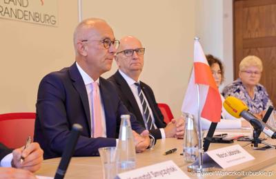 25 lat po podpisaniu pierwszego wspólnego oświadczenia o współpracy Województwa Lubuskiego z Brandenburgią marszałek województwa lubuskiego Marcin Jabłoński i premier Brandenburgii Dietmar Woidke złożyli podpisy pod komunikatem z okazji rocznicy tego wydarzenia.
