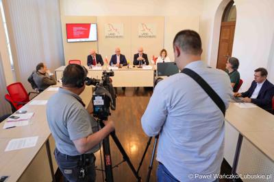 25 lat po podpisaniu pierwszego wspólnego oświadczenia o współpracy Województwa Lubuskiego z Brandenburgią marszałek województwa lubuskiego Marcin Jabłoński i premier Brandenburgii Dietmar Woidke złożyli podpisy pod komunikatem z okazji rocznicy tego wydarzenia.
