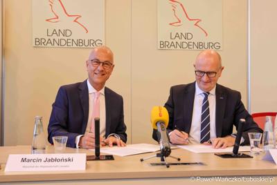 25 lat po podpisaniu pierwszego wspólnego oświadczenia o współpracy Województwa Lubuskiego z Brandenburgią marszałek województwa lubuskiego Marcin Jabłoński i premier Brandenburgii Dietmar Woidke złożyli podpisy pod komunikatem z okazji rocznicy tego wydarzenia.
