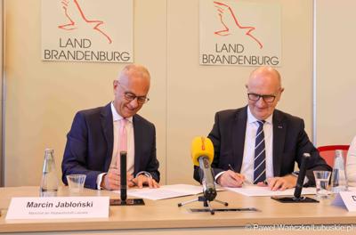 25 lat po podpisaniu pierwszego wspólnego oświadczenia o współpracy Województwa Lubuskiego z Brandenburgią marszałek województwa lubuskiego Marcin Jabłoński i premier Brandenburgii Dietmar Woidke złożyli podpisy pod komunikatem z okazji rocznicy tego wydarzenia.
