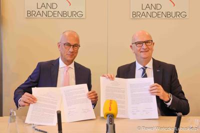 25 lat po podpisaniu pierwszego wspólnego oświadczenia o współpracy Województwa Lubuskiego z Brandenburgią marszałek województwa lubuskiego Marcin Jabłoński i premier Brandenburgii Dietmar Woidke złożyli podpisy pod komunikatem z okazji rocznicy tego wydarzenia.
