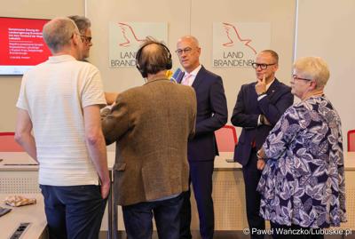 25 lat po podpisaniu pierwszego wspólnego oświadczenia o współpracy Województwa Lubuskiego z Brandenburgią marszałek województwa lubuskiego Marcin Jabłoński i premier Brandenburgii Dietmar Woidke złożyli podpisy pod komunikatem z okazji rocznicy tego wydarzenia.
