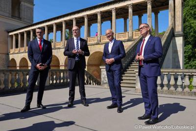 W Kancelarii Kraju Związkowego Brandenburgia w Poczdamie odbyło się wspólne posiedzenie Zarządu Województwa Lubuskiego i rządu Kraju Związkowego Brandenburgia. Wydarzenie wiąże się z 25-leciem podpisania wspólnego oświadczenia o współpracy między regionami.