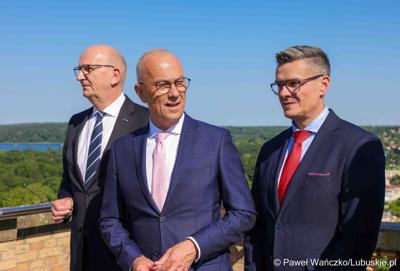 W Kancelarii Kraju Związkowego Brandenburgia w Poczdamie odbyło się wspólne posiedzenie Zarządu Województwa Lubuskiego i rządu Kraju Związkowego Brandenburgia. Wydarzenie wiąże się z 25-leciem podpisania wspólnego oświadczenia o współpracy między regionami.