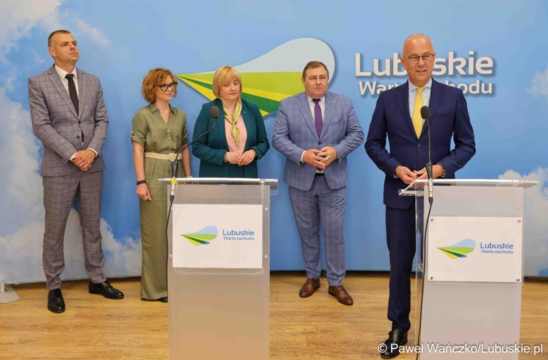 Marszałek Województwa Lubuskiego Marcin Jabłoński przemawia podczas konferencji prasowej dot. umowy o dofinansowanie projektu „Centrum Wsparcia Organizacji Pozarządowych - podregion zielonogórski”