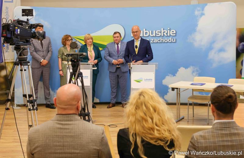 Uczestnicy konferencji prasowej dot. umowy o dofinansowanie projektu „Centrum Wsparcia Organizacji Pozarządowych - podregion zielonogórski”