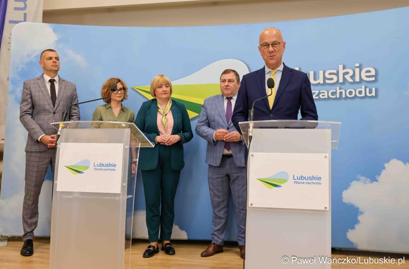 Marszałek Województwa Lubuskiego Marcin Jabłoński przemawia podczas konferencji prasowej dot. umowy o dofinansowanie projektu „Centrum Wsparcia Organizacji Pozarządowych - podregion zielonogórski”