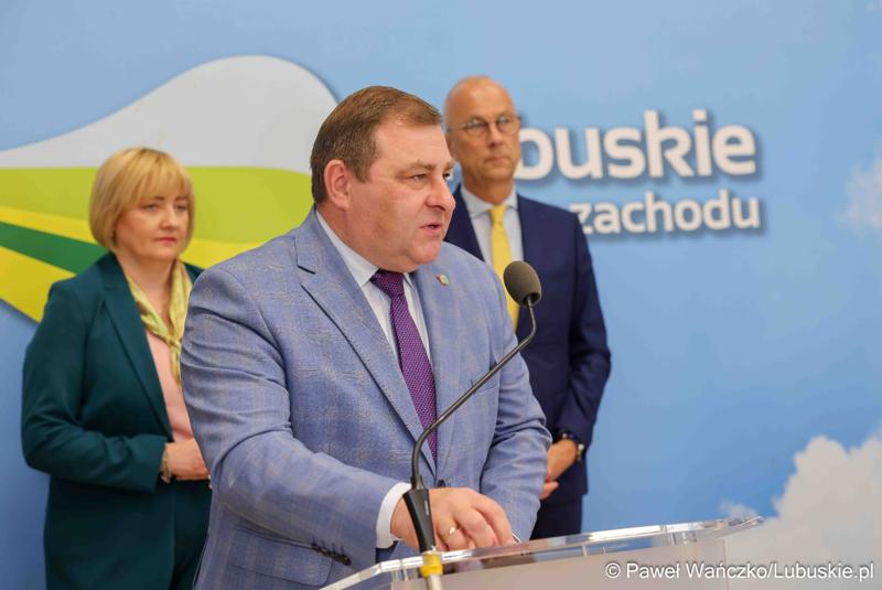 Wicemarszałek Województwa Lubuskiego Grzegorz Potęga przemawia podczas konferencji prasowej dot. umowy o dofinansowanie projektu „Centrum Wsparcia Organizacji Pozarządowych - podregion zielonogórski”