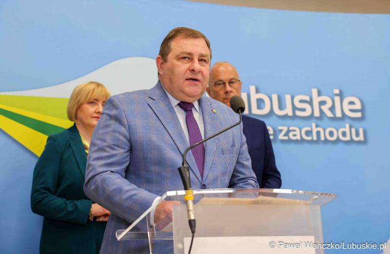 Wicemarszałek Województwa Lubuskiego Grzegorz Potęga przemawia podczas konferencji prasowej dot. umowy o dofinansowanie projektu „Centrum Wsparcia Organizacji Pozarządowych - podregion zielonogórski”