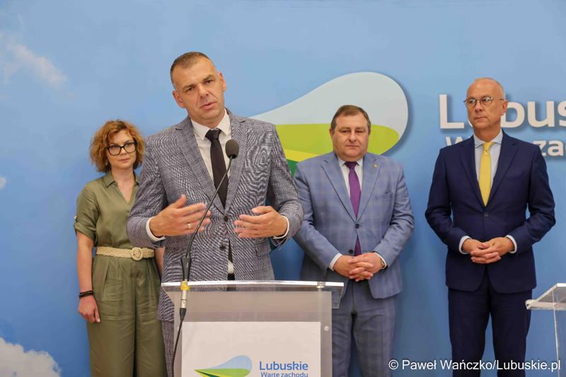 Dyr Departamentu Europejskiego Funduszu Społecznego Piosik Jakub przemawia podczas konferencji prasowej dot. umowy o dofinansowanie projektu „Centrum Wsparcia Organizacji Pozarządowych - podregion zielonogórski”