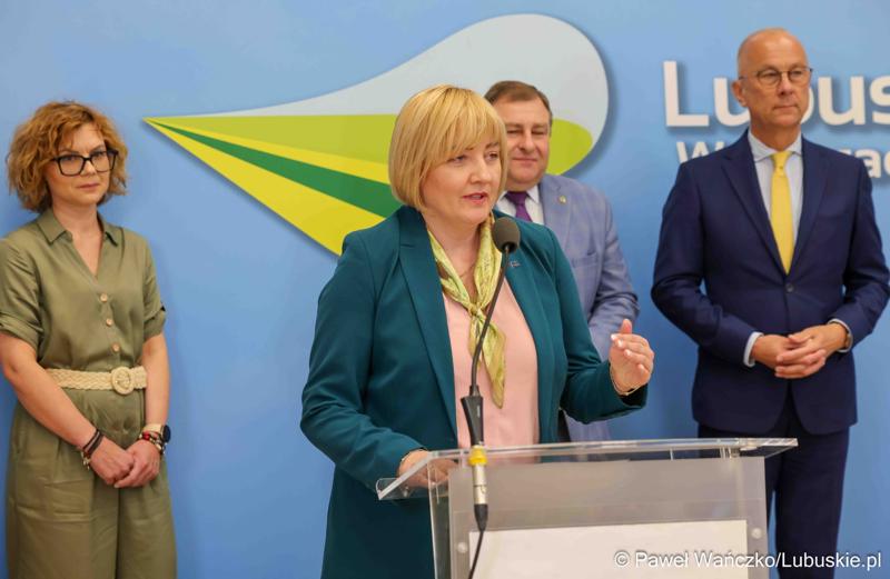Uczestnicy konferencji prasowej dot. umowy o dofinansowanie projektu „Centrum Wsparcia Organizacji Pozarządowych - podregion zielonogórski”