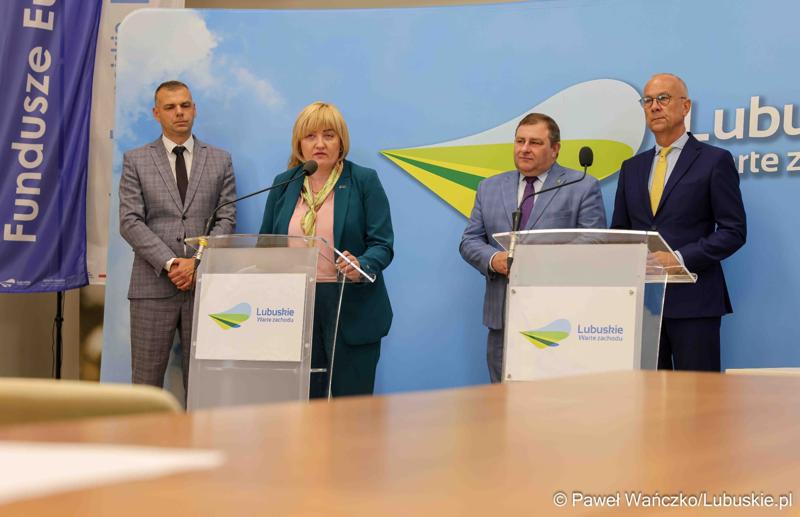 Uczestnicy konferencji prasowej dot. umowy o dofinansowanie projektu „Centrum Wsparcia Organizacji Pozarządowych - podregion zielonogórski”
