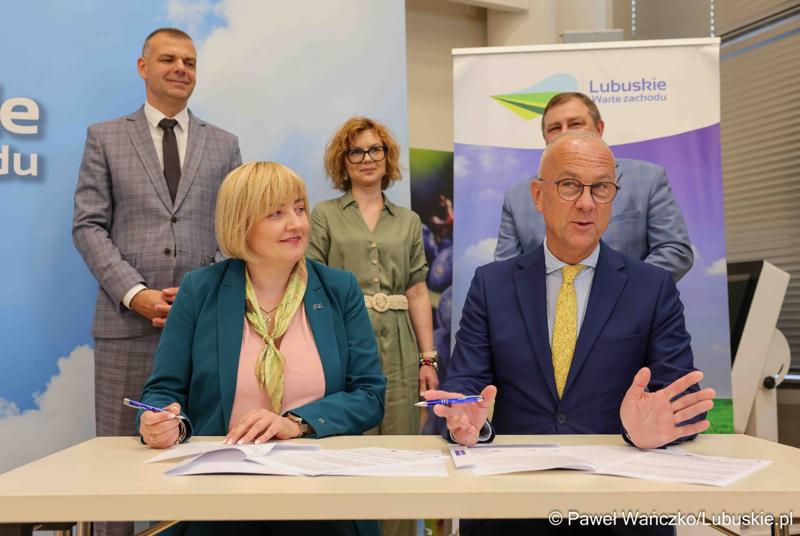 Uczestnicy konferencji prasowej dot. umowy o dofinansowanie projektu „Centrum Wsparcia Organizacji Pozarządowych - podregion zielonogórski”