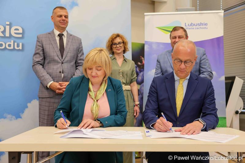 Uczestnicy konferencji prasowej dot. umowy o dofinansowanie projektu „Centrum Wsparcia Organizacji Pozarządowych - podregion zielonogórski”
