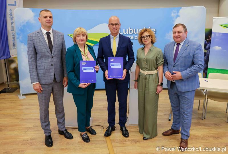 Uczestnicy konferencji prasowej dot. umowy o dofinansowanie projektu „Centrum Wsparcia Organizacji Pozarządowych - podregion zielonogórski”