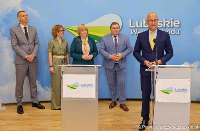 Marszałek Województwa Lubuskiego Marcin Jabłoński przemawia podczas konferencji prasowej dot. umowy o dofinansowanie projektu „Centrum Wsparcia Organizacji Pozarządowych - podregion zielonogórski” 